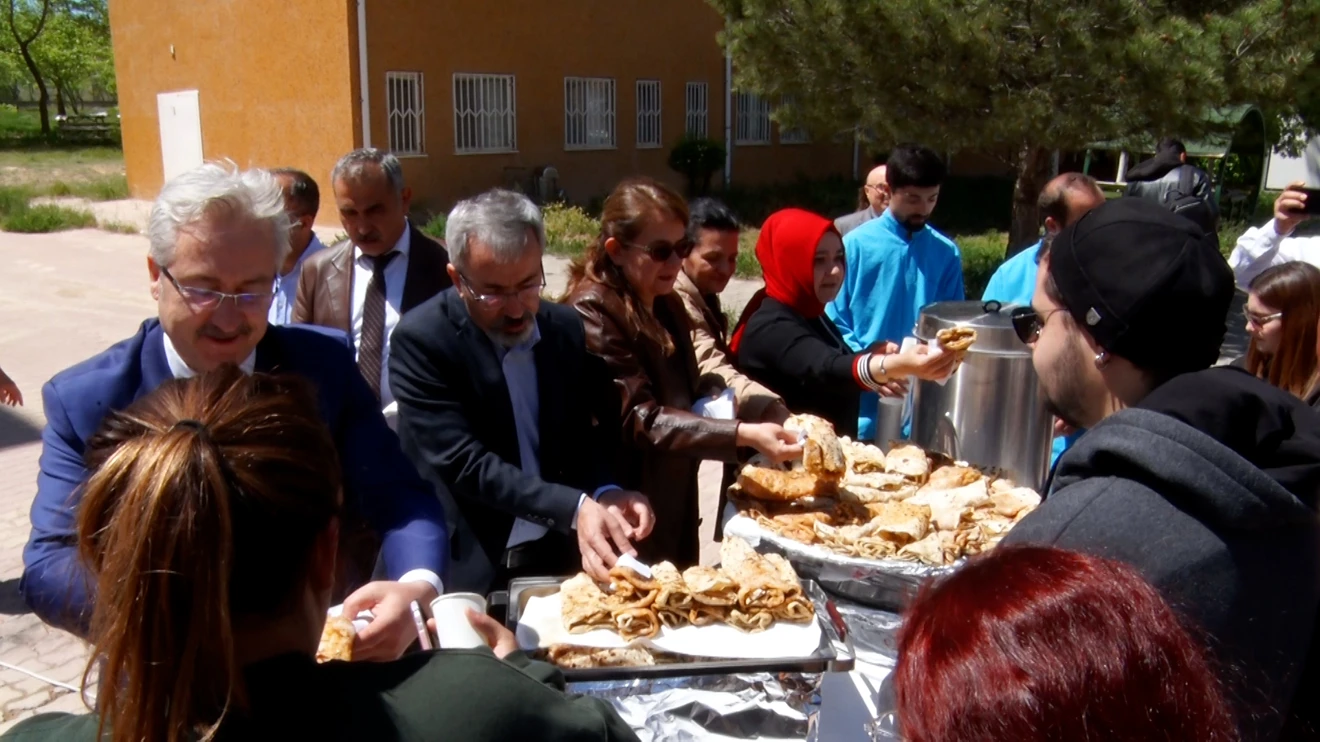 Öğrencilere Gözleme ve Lokma İkramı Yapıldı